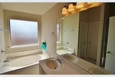 2816 Park Springs Drive, Grand Prairie, TX 75052 - Photo 15