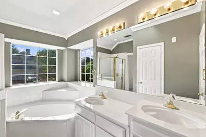 2740 Summertree Drive, Carrollton, TX 75006 - Photo 9