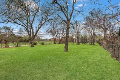 3744 S Hughes Avenue, Fort Worth, TX 76119 - Photo 19
