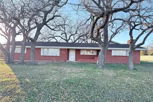 3103 N Oak Ave, Mineral Wells, TX 76067 - Photo 1