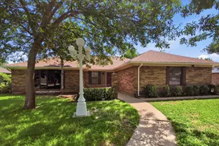 812 Ridgeview Dr, Burleson, TX 76028 - Photo 1