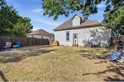 303 N Douglas Avenue, Cleburne, TX 76033 - Photo 23