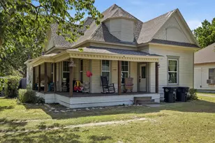 303 N Douglas Ave, Cleburne, TX 76033 - Photo 25