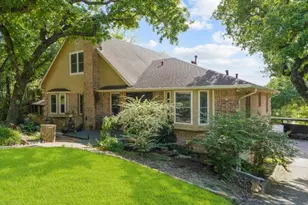 1806 Old Oak Dr, Arlington, TX 76012 - Photo 1