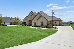 135 Stanford Ln, Springtown, TX 76082 - Photo 1