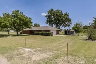301 Vinyard Dr, Waxahachie, TX 75167 - Photo 3