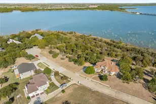 1123 Mallard Pointe Dr, Grand Prairie, TX 75104 - Photo 1