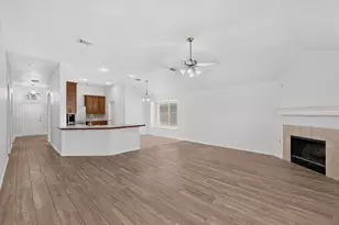 1320 Clearwater Dr, Grand Prairie, TX 75052 - Photo 9