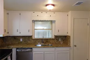 407 NE 4th St, Hubbard, TX 76648 - Photo 11