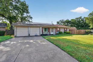 184 Oakhurst Dr, Bedford, TX 76022 - Photo 1