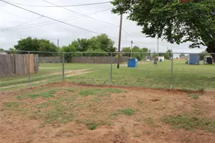 810 W Eden St, Munday, TX 76371 - Photo 25