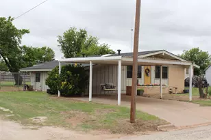 810 W Eden St, Munday, TX 76371 - Photo 3
