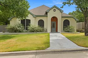 1216 Bold Forbes Dr, Grand Prairie, TX 75052 - Photo 1