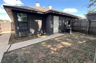 2408 Indigo Ln, Arlington, TX 76015 - Photo 9