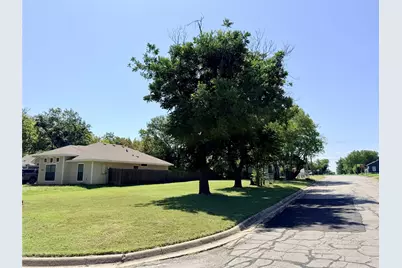 1301 E 6th Avenue, Corsicana, TX 75110 - Photo 3