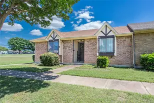 33 E Townhouse Ln, Grand Prairie, TX 75052 - Photo 1