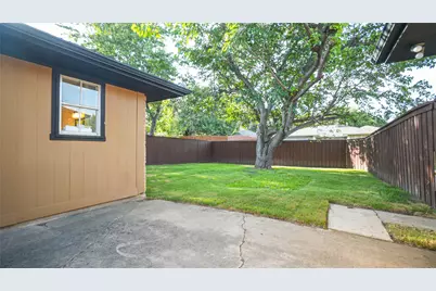 1917 Middle Glen Drive, Carrollton, TX 75007 - Photo 31