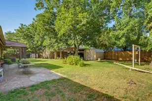 702 Preston St, Bowie, TX 76230 - Photo 27