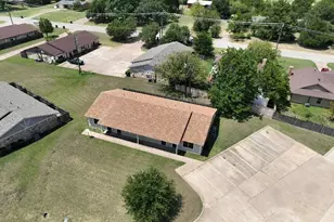 1410 Courtney Pl, Cleburne, TX 76033 - Photo 3