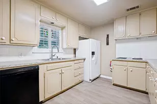 511 Simmons Dr, Euless, TX 76040 - Photo 5