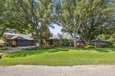 201 Oakwood Drive, Lancaster, TX 75146 - Photo 3