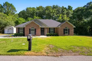 105 E Foggle St, Athens, TX 75751 - Photo 1