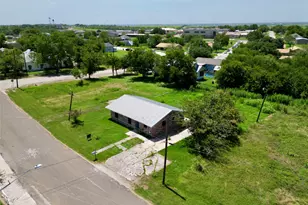 209 Prairie Ave, Rogers, TX 76569 - Photo 3