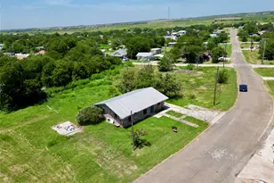 209 Prairie Ave, Rogers, TX 76569 - Photo 5