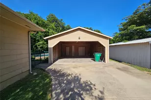 726 S Lindsay St, Gainesville, TX 76240 - Photo 3