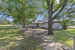 112 Royal Ln, Commerce, TX 75428 - Photo 33