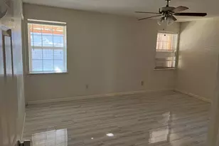 802 Matthews Ct, Arlington, TX 76012 - Photo 3
