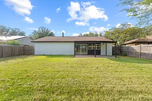 421 Parkvale Ln, Grand Prairie, TX 75052 - Photo 25