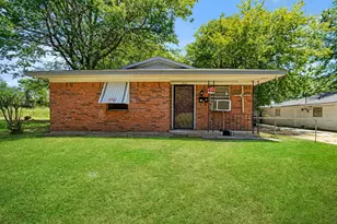 202 4th St NW, Paris, TX 75460 - Photo 1