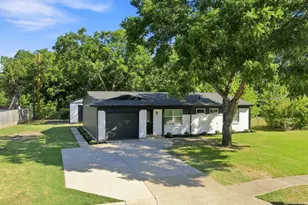 703 Casa Linda St, Ennis, TX 75119 - Photo 3