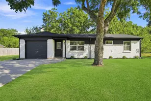 703 Casa Linda St, Ennis, TX 75119 - Photo 1
