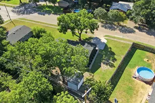703 Casa Linda St, Ennis, TX 75119 - Photo 29
