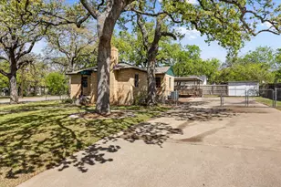 201 E 3rd St, Weatherford, TX 76086 - Photo 3