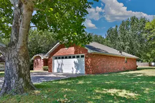 1423 S Howeth St, Gainesville, TX 76240 - Photo 5
