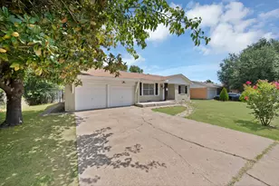8533 Blossom Ln, Dallas, TX 75227 - Photo 3