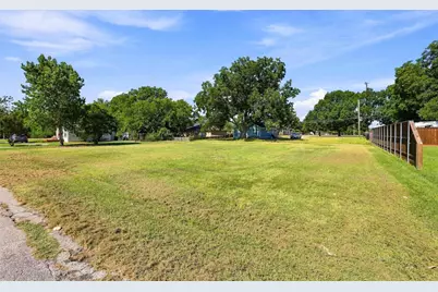 1018 Yarbrough Street, Pilot Point, TX 76258 - Photo 5