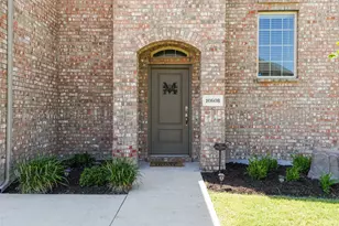 10608 Plumlee Ln, Aubrey, TX 76227 - Photo 3