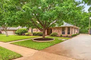 2932 S Creekwood Dr, Grapevine, TX 76051 - Photo 3