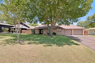 226 Oakwood Dr, Lancaster, TX 75146 - Photo 1