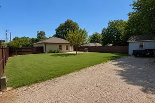 315 E Brockett St, Sherman, TX 75090 - Photo 9