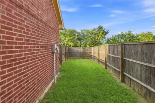 817 Jamie Dr, Grand Prairie, TX 75052 - Photo 17