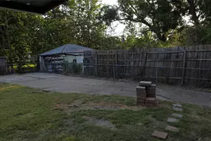 608 W 6th St, Bonham, TX 75418 - Photo 11