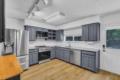 704 Matthews Court, Arlington, TX 76012 - Photo 17