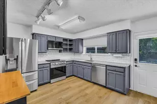 704 Matthews Ct, Arlington, TX 76012 - Photo 17