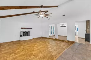 704 Matthews Ct, Arlington, TX 76012 - Photo 5