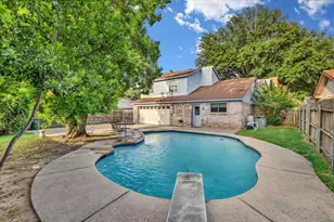 704 Matthews Ct, Arlington, TX 76012 - Photo 3